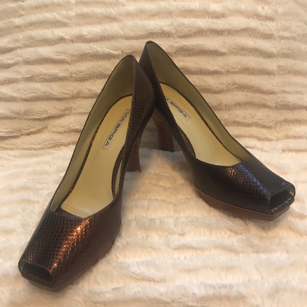 Leather snake skin heel